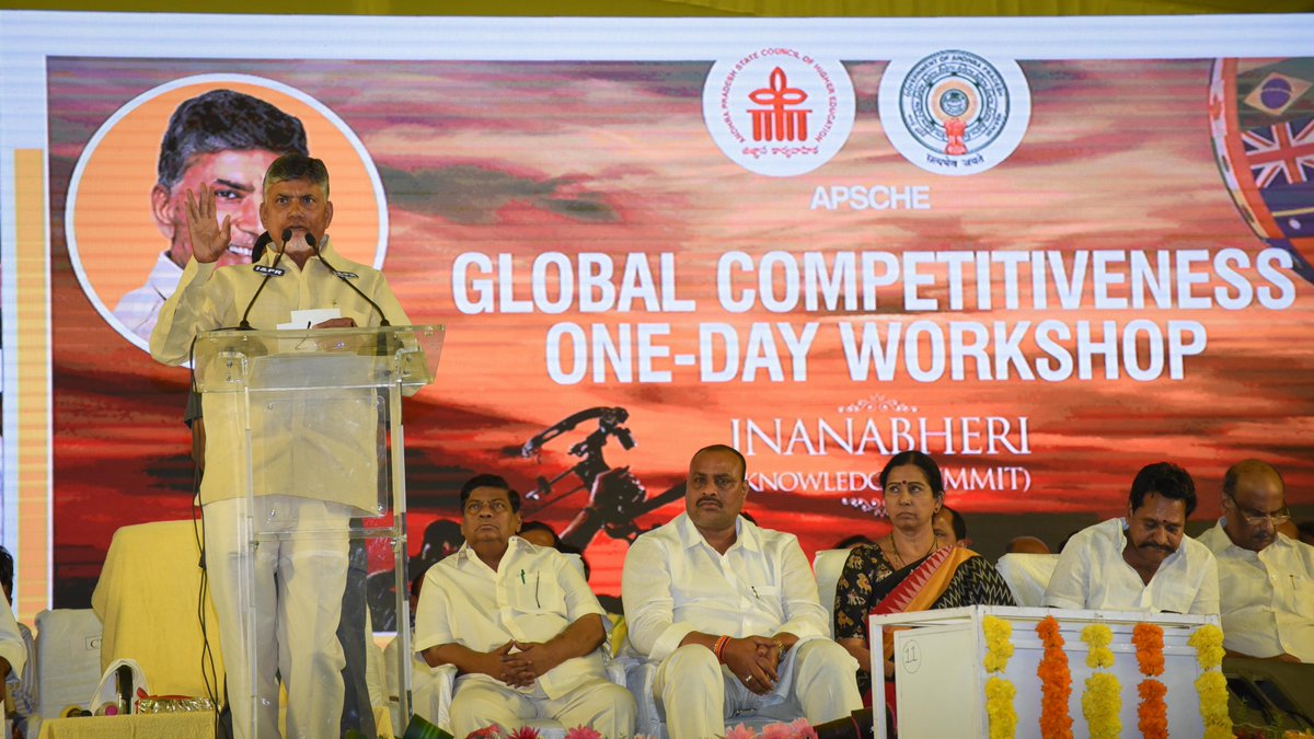 ncbn's tweet photo. 2022 నాటికి రాష్ట్రాన్ని దేశంలోనే అగ్రస్థానంలో నిలుపుతాం. మనం ఉద్యోగాలు చేయడం కాదు.. ఇచ్చేస్థాయికి ఎదగాలి. చేతిలోని సెల్‌ఫోన్‌తోనే అన్ని ప్రభుత్వ సేవలు పొందే రోజులు రానున్నాయి. https://t.co/2z6dDckg3C