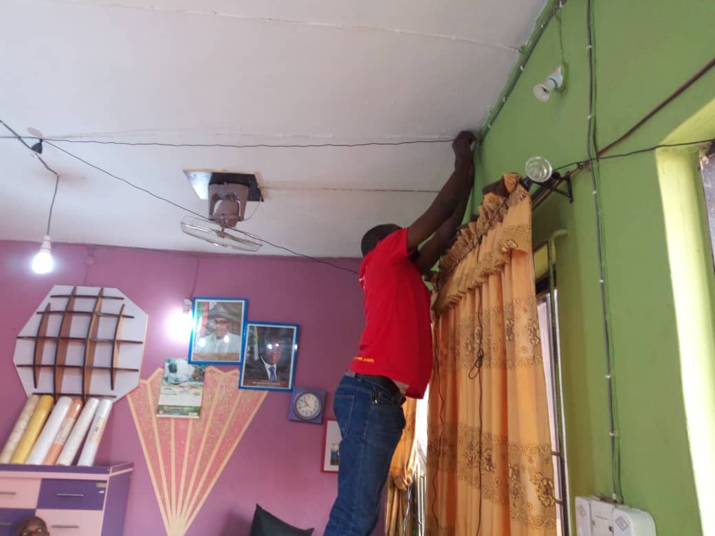 beebeejump's tweet photo. Our team fixing the LED Bulbs for our customer, Mr Segun at Ikorodu. Thank you Sir for trusting us!🌞💡💡💡💡
#beebeejumpsolar#lightingupthenight #nomorefuel #lightingupafrica #lighting #nigeria #electricity #thisisnigeria #solar #solarpanels #Atiku #solarenergysystem #lagos https://t.co/EIRPrG0hYJ