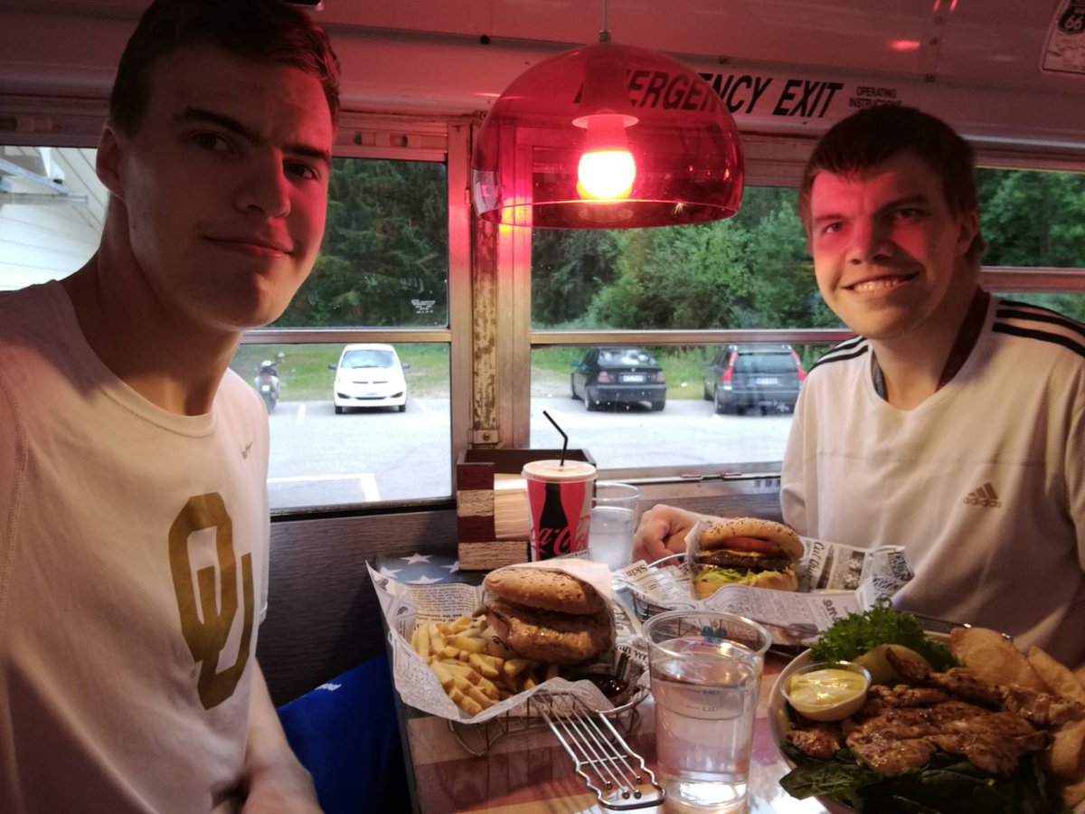 Velipojan kanssa aterioimassa Buss Burgerissa jenkki-tyylillä/with my brother eating at Buss Burger.