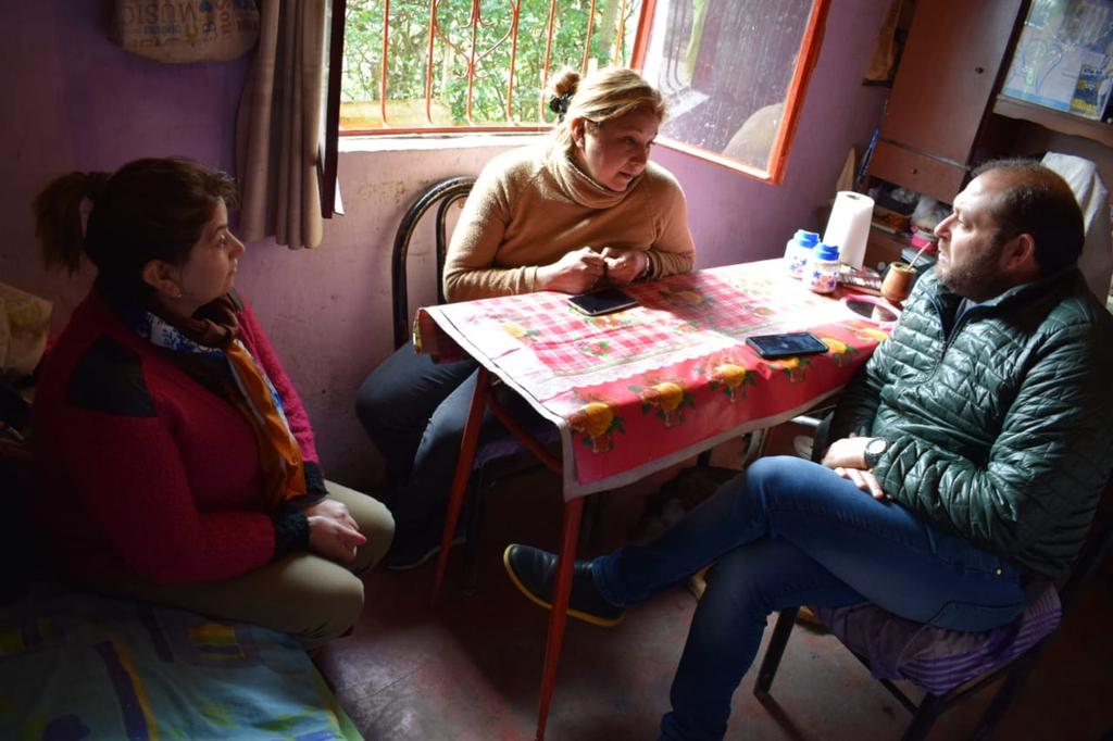juanjo_castro's tweet photo. Acabo de visitar a Brian de 16 años que padece hidrocefalia, toxoplasmosis y parálisis cerebral. Su mamá Gabriela nos pidió el arreglo urgente de la calle Isabel La Católica 3100 por que no entra la ambulancia, no hay veredas ni rampas. Me comprometi a hablar con @jaimemendezh https://t.co/52OKyyj6FK