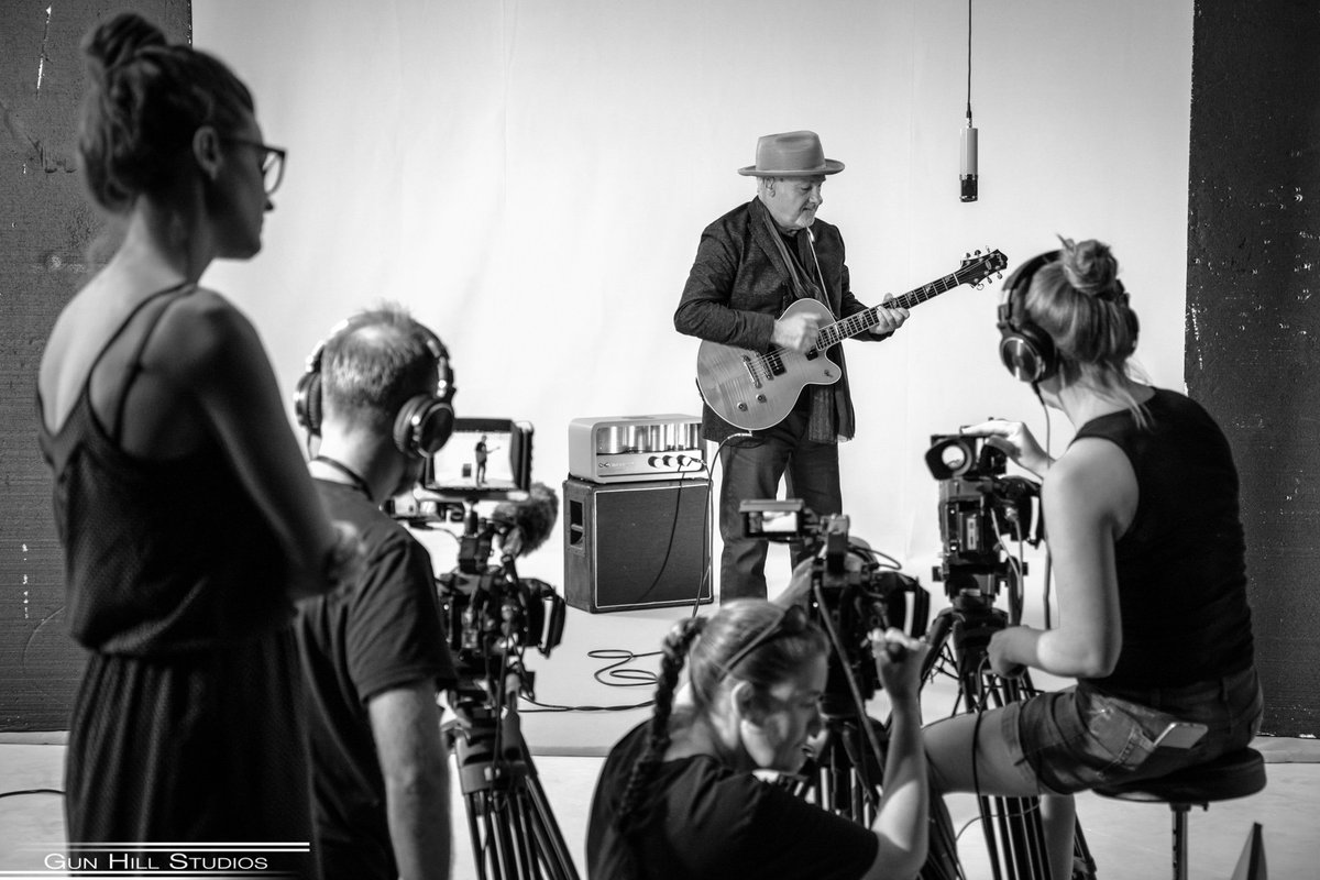 gunhillstudios1's tweet image. Paul and the crew in full swing #paulcarrack #musicshoot #gunhillstudios #infinitycove