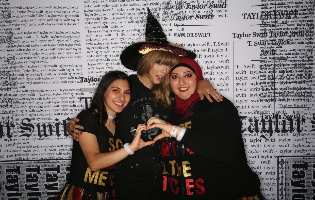 Taylor Swift Brasil on Twitter: "They're burning all the witches, even if you aren't one #repTourToronto 🐍 https://t.co/cI0xqVa0dw" / Twitter