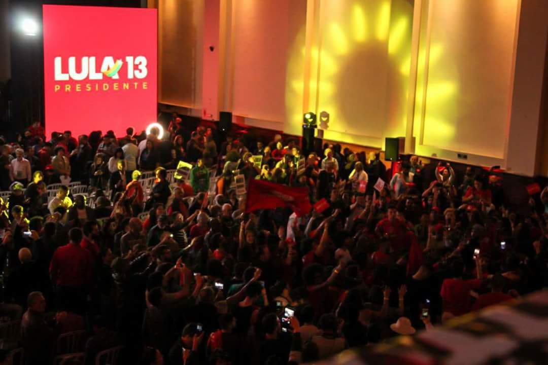 #AHORA Momento histórico en la Convención del <a href="/ptbrasil/">PT Brasil</a> en que los delegados y delegadas votan para que <a href="/LulaOficial/">Lula</a> sea el candidato a presidente de Brasil #LulaLivreJá #LulaPresidente #BrasilFelizDeNovo