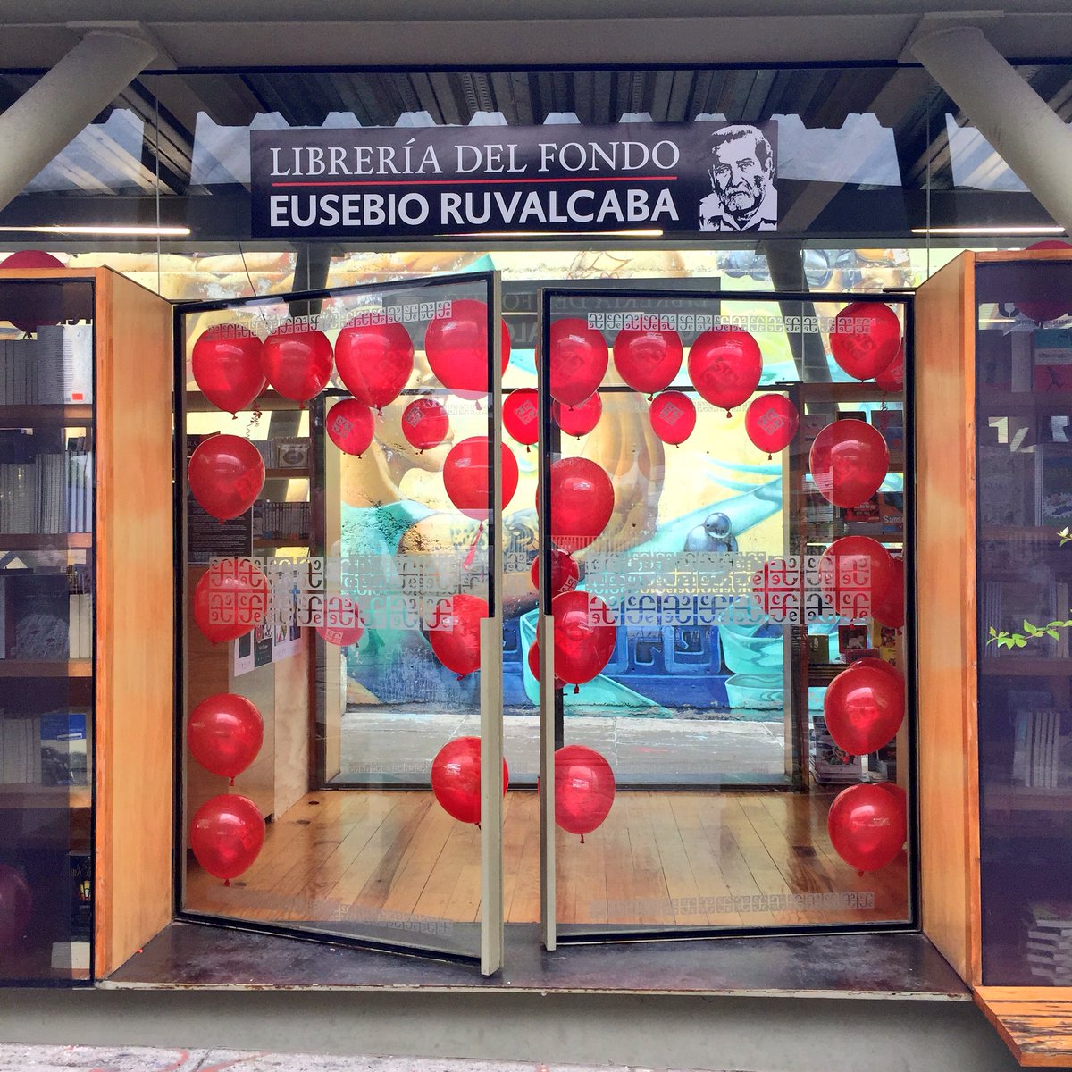 FCEMexico's tweet image. Hoy inauguramos la #LibreríaEusebioRuvalcaba del @FCEMexico en el @farodeoriente, de Iztapalapa, en colaboración con @CulturaCDMX 
Además, ¡#EstaciónDeLectura para chicos y jóvenes! 

Seguimos sumando al Modelo de Cultura de Paz mediante la lectura, la memoria y las artes.