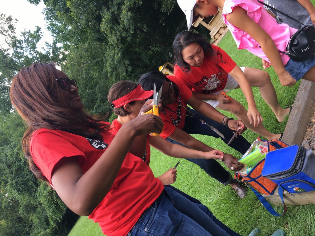MiaBradshawHR's tweet photo. It was great welcoming back the students and parents today!#WalkKnockTalk #DCSD https://t.co/TKrkAX6tHB