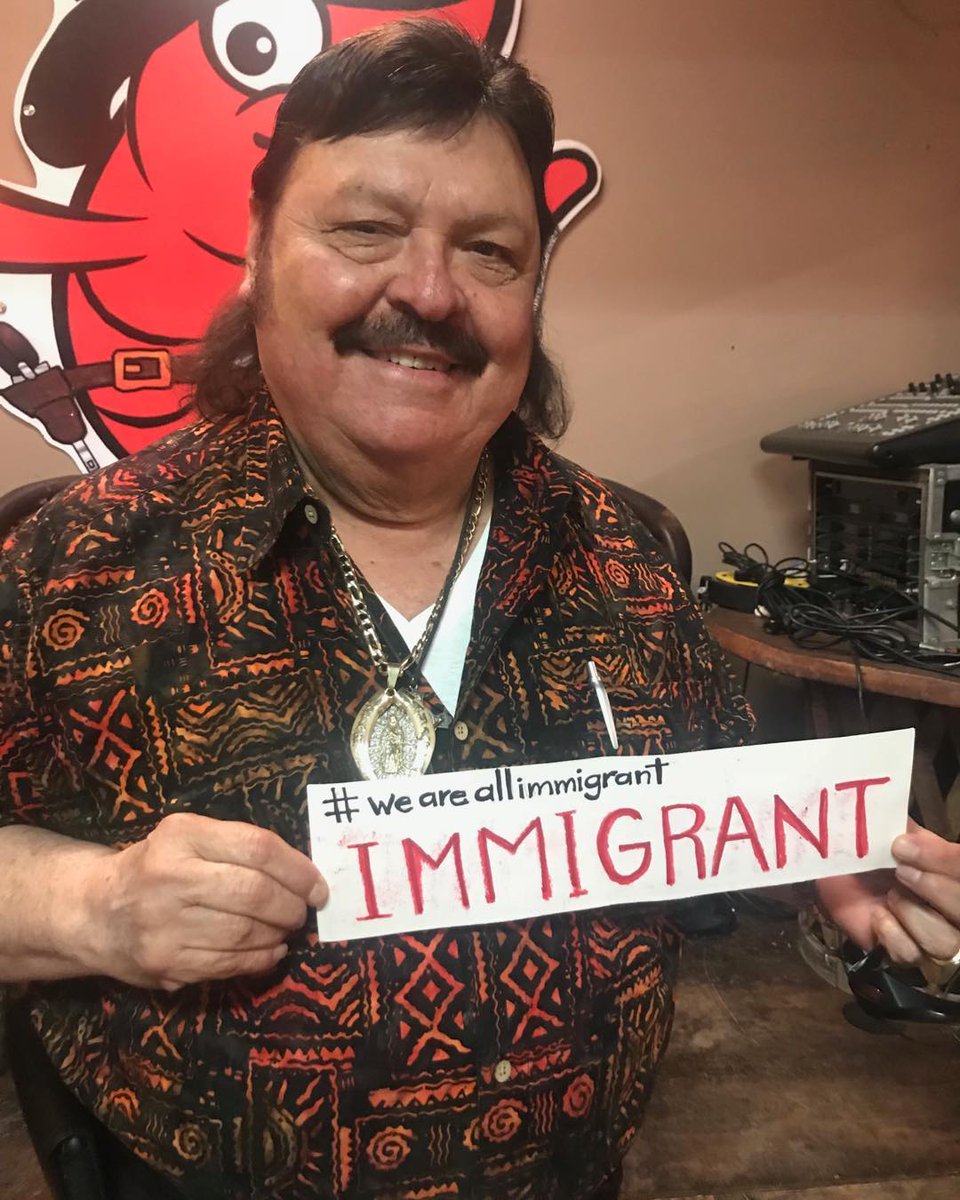 F_HermesMusic's tweet photo. Comenzamos el fin de semana agradeciendo a nuestro gran amigo @iamramonayala por unirse al movimiento #Todossomosinmigrantes. Además de ser el indiscutible rey del acordeón, es también un exitoso mexicano inmigrante en Estados Unidos #weareallimmigrants #inmigrantes #immigrants https://t.co/FCcLpSDMkH
