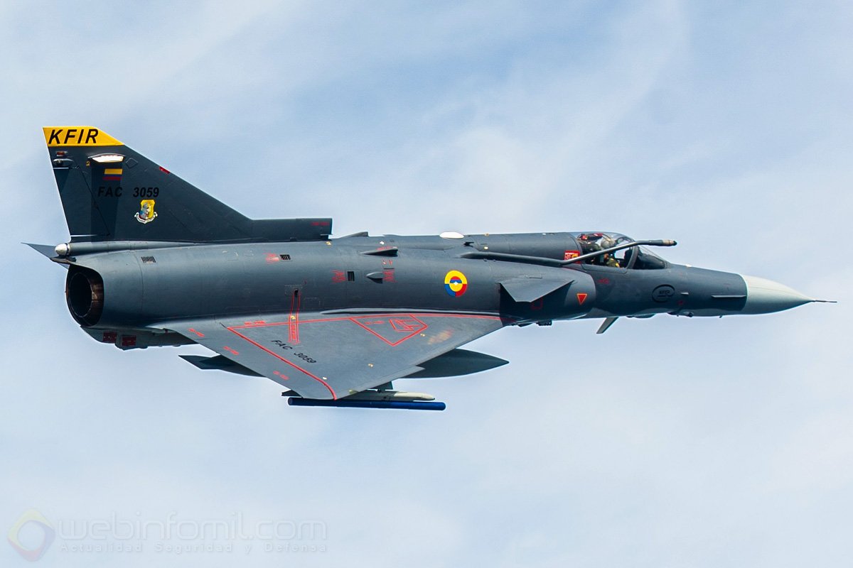 FeriaenMedellin's tweet photo. Los cielos de nuestra ciudad reciben la visita con un espectacular sobrevuelo de nuestros heroés de @FuerzaAereaCol, salí a mirar el cielo y disfruta del regalo que nos hace nuestra Fuerza Aérea. #MedellínFlorece en #FeriaDeLasFlores https://t.co/Ocjc9EAIX7