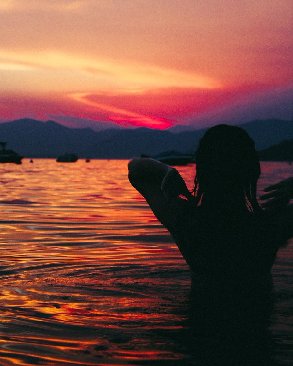 I just love sunrise as much as sunset. Maybe I just love the sun✨
#sunset #lake #colours #bardolino #lagodigarda #lakegarda #gardasee #verona #italy #girlwhotravels #girlswhowander #wanderlust #travelgirlsgo #viajar #traveling #trip #traveler #summer  #unaveronicavagante
