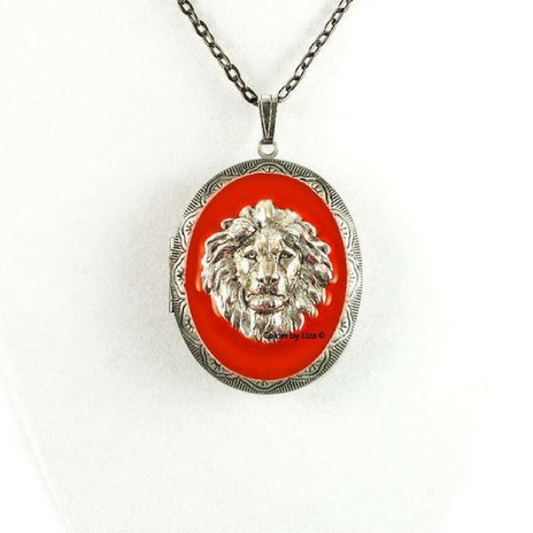 ColorsbyLiza's tweet photo. 🌟  Lion Pill Box Necklace  ✨ Pill Box Necklace by @ColorsByLiza
Shop Now: https://t.co/grlUJFsAnc
#ArtNouveau #Vintage #VintageStyle #Antique #Art #VintageFashion #VintageShop #Boho #Nouveau #Bejeweled #Enamel #HandPaint #HandPainted #Unique #Fashion #OneOfAKind #Different https://t.co/bzwjVsEq33