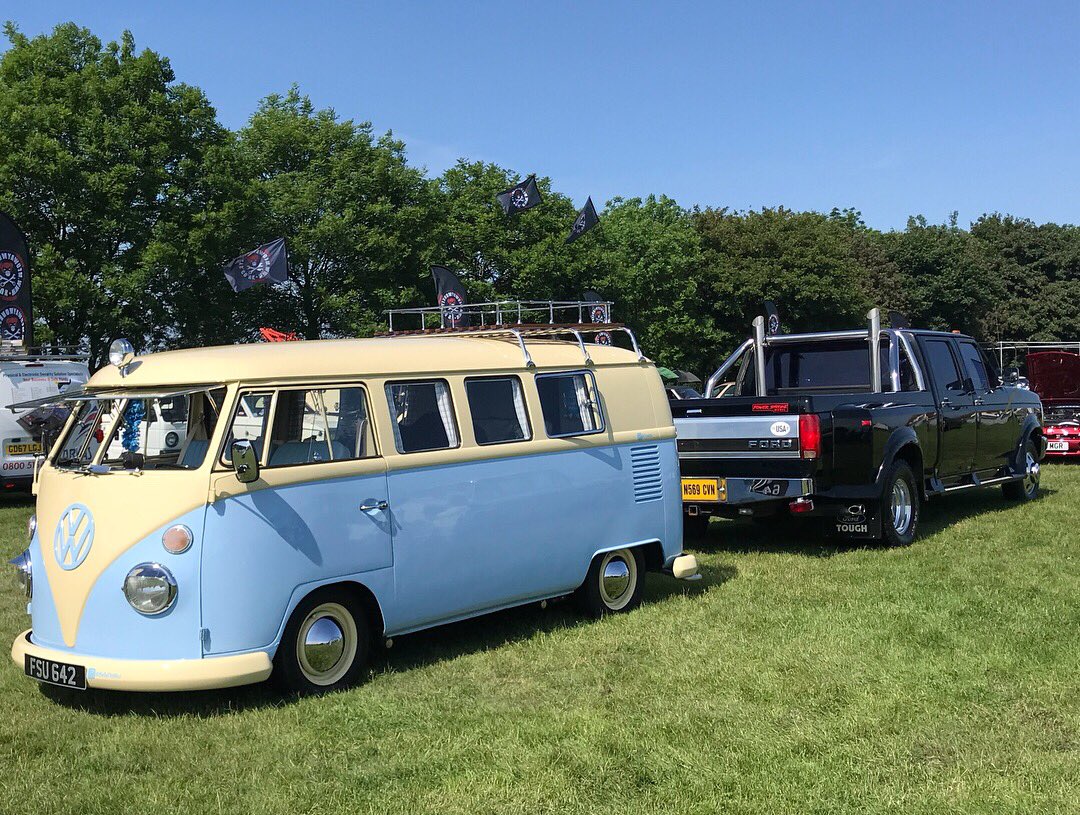 BellaTheBus's tweet photo. A ridiculous #sideshotsaturday showing the incredible size difference between @lil_rik ‘s F350 Dually and our Bella
#bellathebus #vw #vwkombi #fordtrucks #fordf350 #f350 #vwbus #hugetruck #f350dually #duallytruck #vwlife #vwcamper #vanlife #vwcampervan #vwsplit #splitscreencamper https://t.co/aZmvGPwwdZ