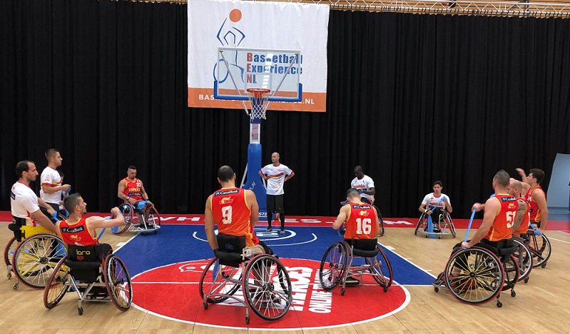 FEDEDDF's tweet photo. 🇳🇱45 🆚 62🇪🇸 Gran partido de los nuestros en semifinales del torneo #DutchBattle (Ámsterdam). Mañana jugaremos por la medalla de oro en la gran final contra 🇩🇪 a partir de las 16.30 #SelMasBSR #RoadtoHamburg 💪 https://t.co/YpNwTB1C76
