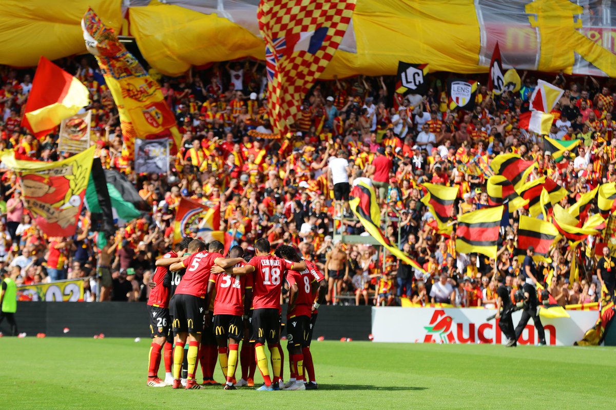 Merci #RCLENS, merci au public lensois pour ses applaudissements qui nous vont droit au cœur. Bel hommage à @PhRapeneau à Bollaert avant le premier match de la saison à domicile. Et Merci à tous ceux qui rendent hommage à notre Président, à leur façon.