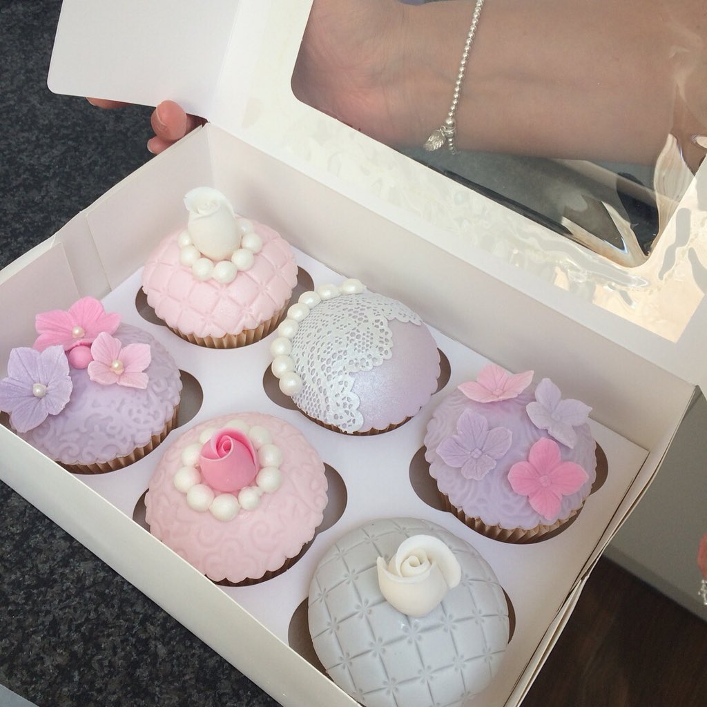LocalCakeMaker's tweet image. C U P C A K E  C L A S S
A beautiful box of vintage style cupcakes to take home! I think the end result is amazing!