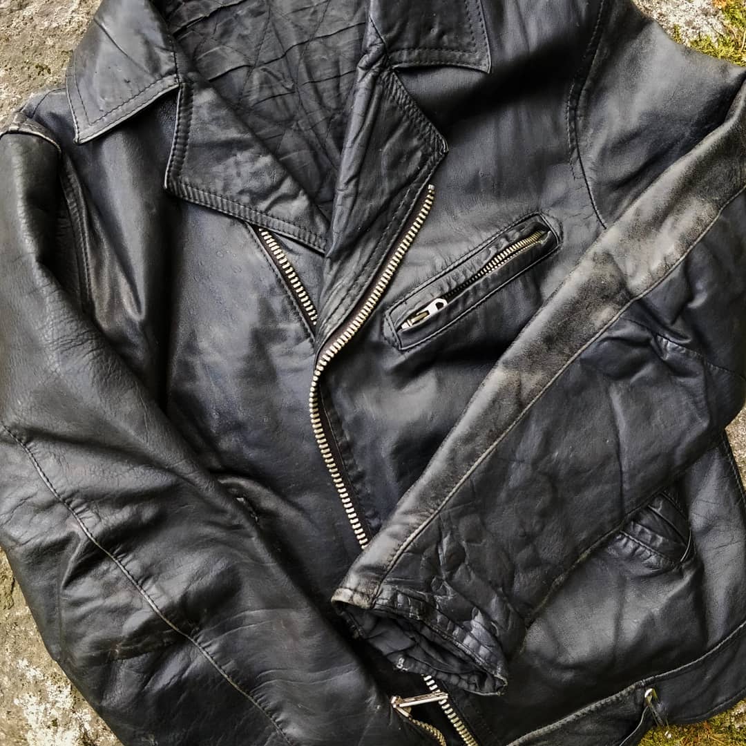 Kati Lahtinen On Twitter: "Kolusin Vaatekaapin Ja Otin Tämän. Käsintehty # Nahkatakki, Jonka Ostin Kaverini Päältä Riparilla -86, Hinta 100Mk. Pidin Tätä Aikoinaan Paljon. Voisin Lopultakin Käyttää Ompelijalla Ja Korjata Tuon Hakaneulaviritelmän. #Rotsi #