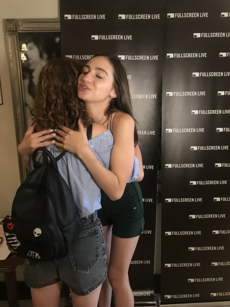 COMINGUPREDWED's tweet photo. met THE bootychickee ! it was great meeting u 💛 https://t.co/DUkT3o4LMo