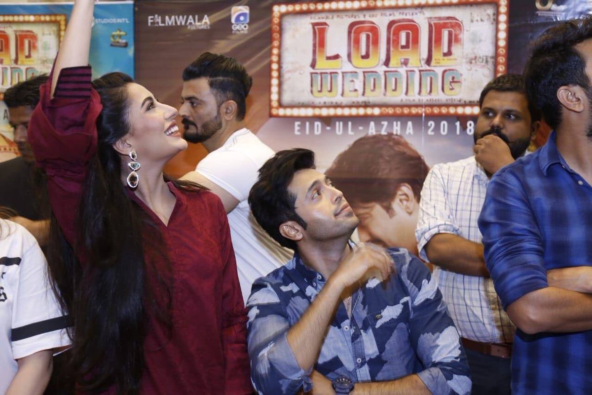 fatimafahad04's tweet image. What a pose🔥🔥
Two Superstar in 1 frame😍😍
@fahadmustafa26 @MehwishHayat 
#SameStyle 
Best of luck for #LoadWedding 
Inshallah superhit👍👍❤️❤️