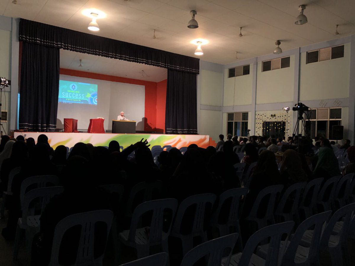 JAMIYYATHSALAF's tweet photo. Sheikh Muhammad Tim Humble’s lecture “Success” at Alif Dhaal Mahibadhoo, in association with Al Bayyinah. #thecall2018 https://t.co/O2efYCLLuO