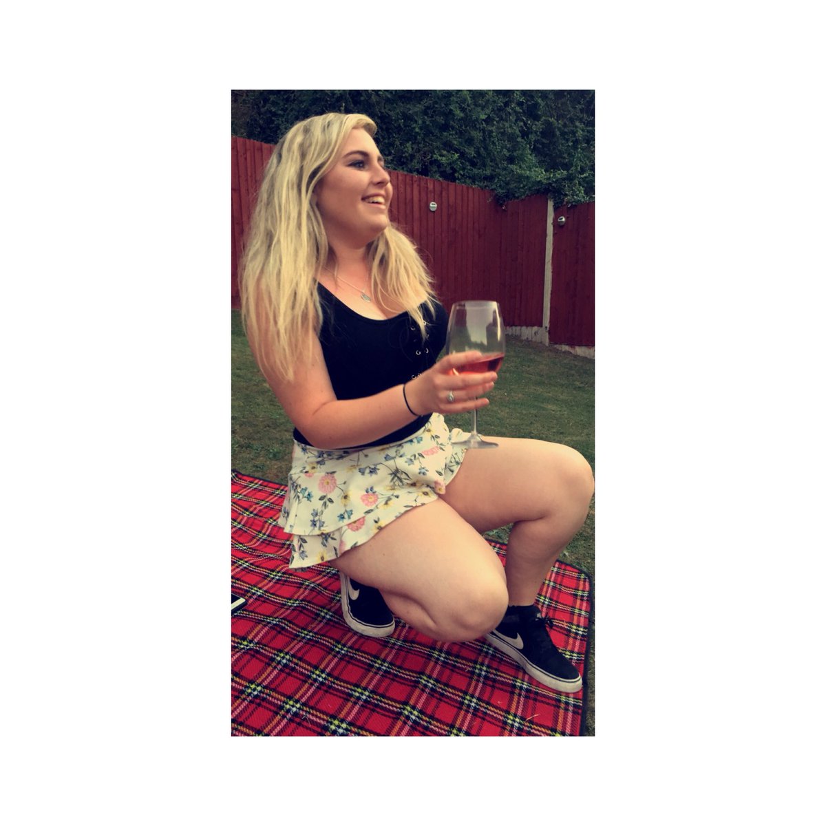 sadzbarnett's tweet photo. New pp— deffo gonna need my bro to follow me round &amp; get snaps of me doing norm stuff more often #howmanychins #thunderthighs https://t.co/5T83xKZobP