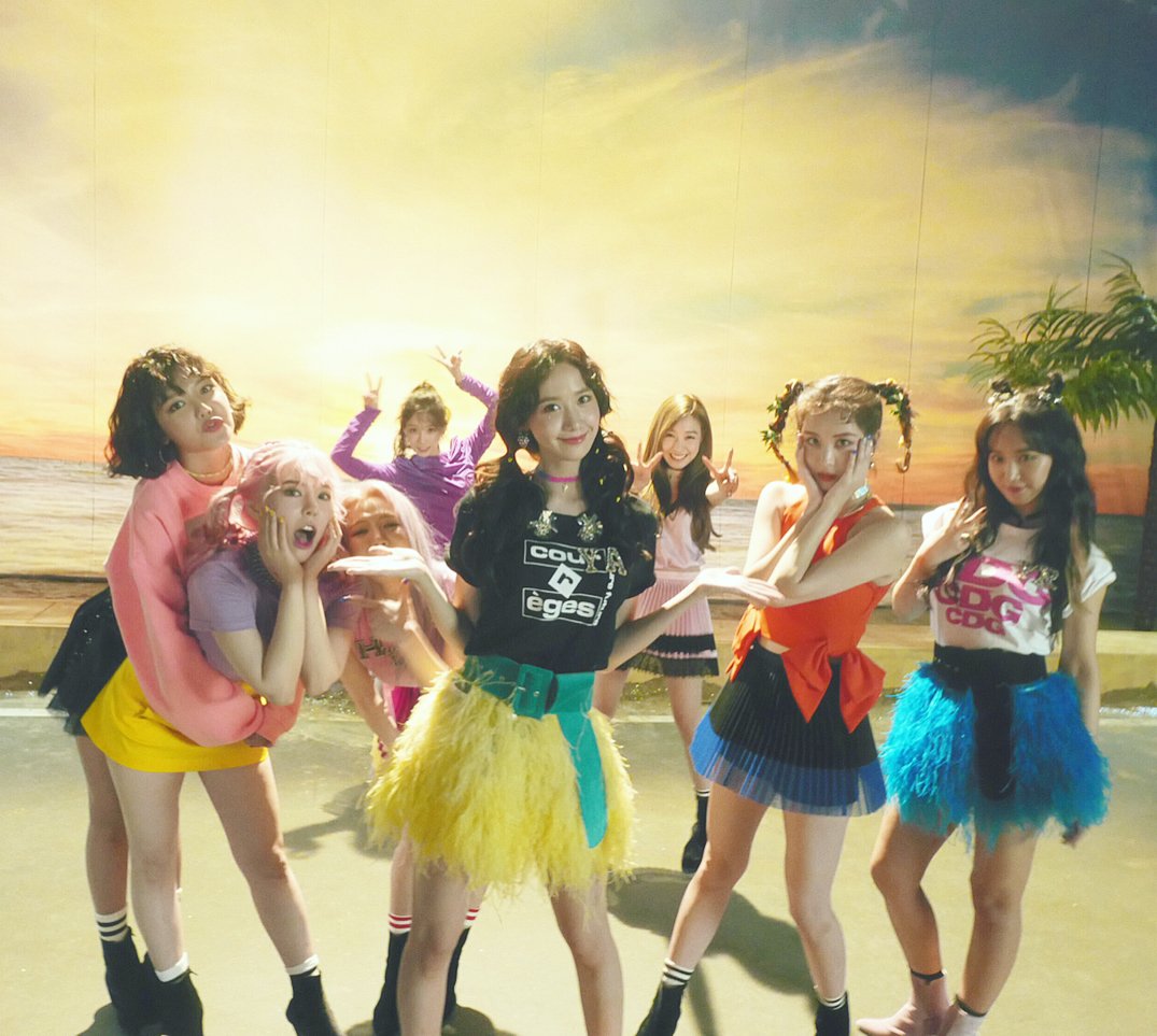 yoongstagrm's tweet photo. [INSTAGRAM CAROUSEL] yoona__lim: #GG4eva
소녀시대 11주년💕 
소시&amp;소원 축하해 고마워 사랑해😘
#GG11thanniversary 
#융스타그램 https://t.co/qZbqwnf4rk (3P) #yoongstagram https://t.co/IIbkpB0QaB