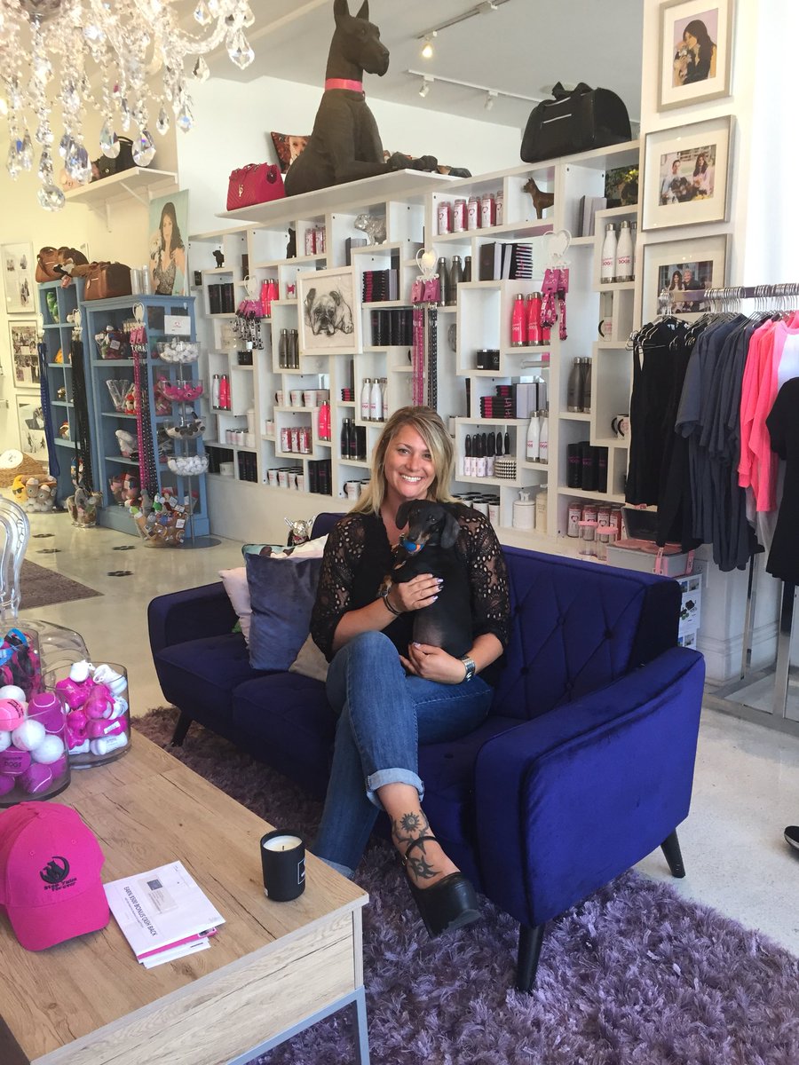 BeachedWeenie's tweet photo. ...because i’m spoiled sweet... #huntingtonbeach2hollywood #vanderpumpdogs #vanderpumppets #pampereddoxiesoftwitter #lunchdateswithmommy https://t.co/mYIZkk3Bf1