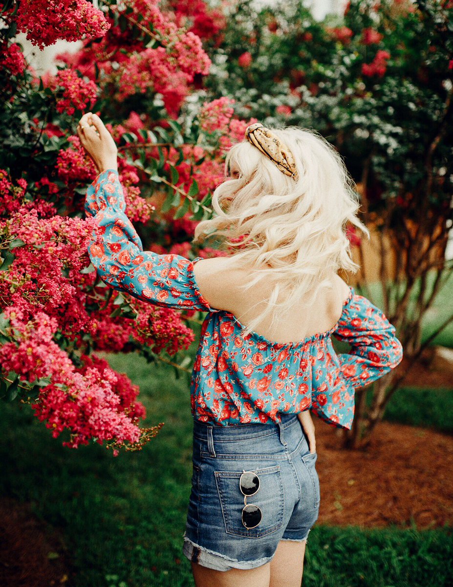 May your hair flip be fabulous, concealer be creaseless, &amp; winged eyeliner be sharp enough to kill. Amen. ✨