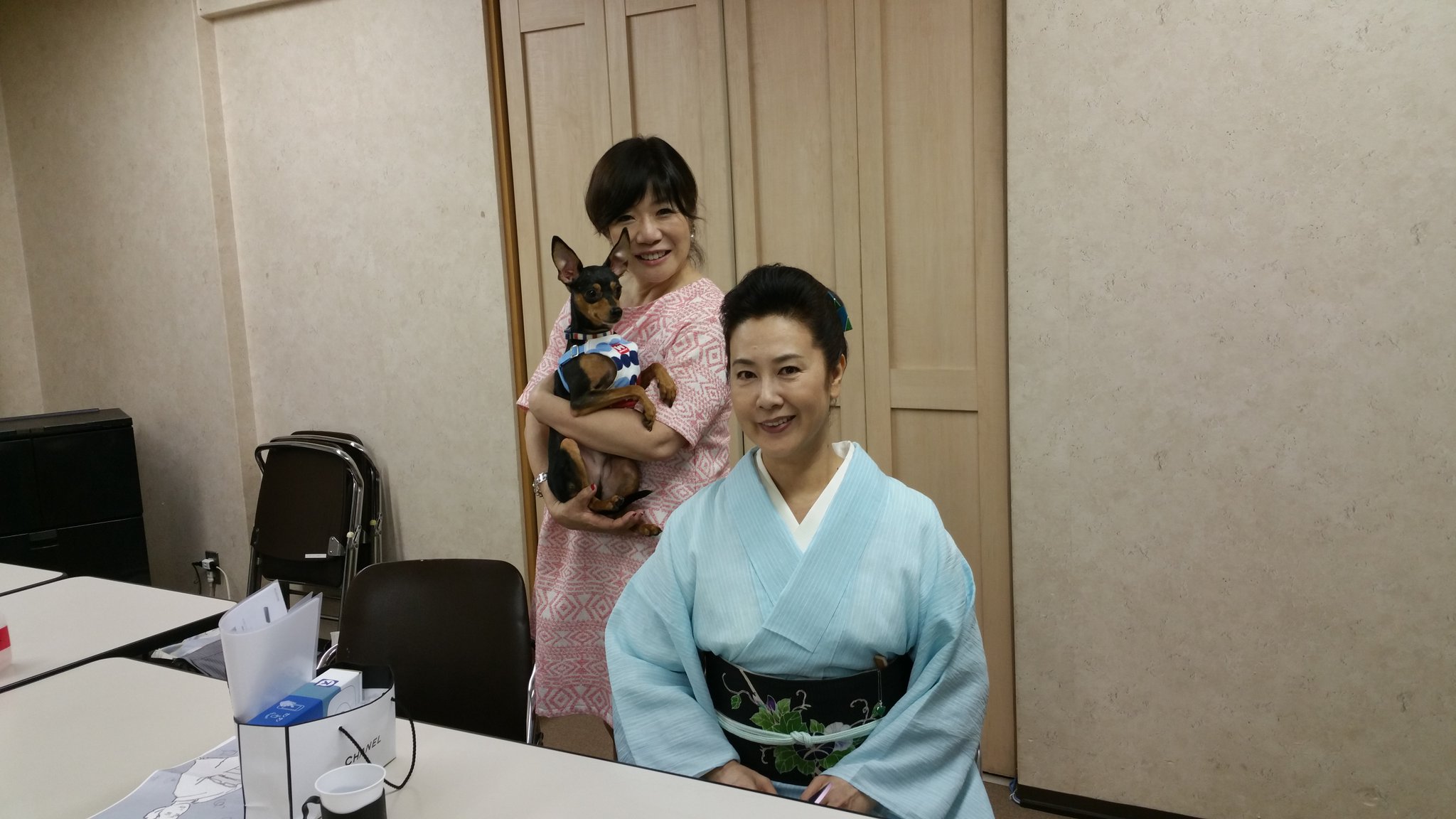 山田美保子 お知らせ用 3年前 お仕事で会ったときの名取裕子さんとのツーショットです 名取は愛犬家の大先輩でもあります 昨日メールしたら 7 2 新しい別の窓 出演を楽しみにされていました ななにー 新しい地図 名取裕子 T Co