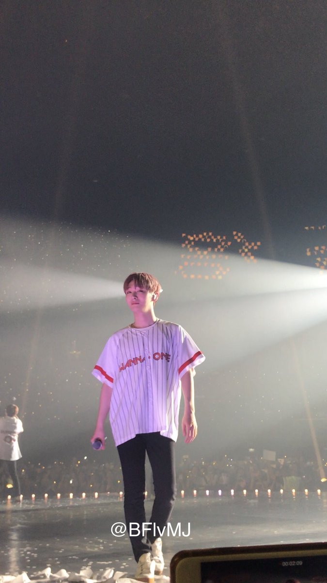 BFlvMJ's tweet photo. ดูสายตาพี่จีซองตอนมองโปรเจค ฮืออออ 
#WannaOne1TheWorldinBKK 
#WannaOne1stTheWorldinBKK https://t.co/PtVQAf1iVE