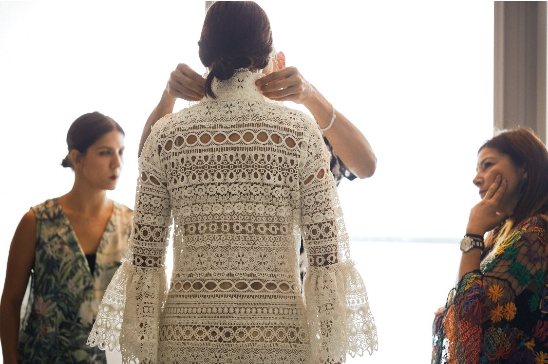 Todo listo en backstage para el desfile de Mora Ruiz en el <a href="/grandfavallarta/">Grand FA Puerto Vall</a> durante el #hotsummerextravaganza #moraruiz #puertovallarta #moda#fashionproducer #trepaudandco #backstage