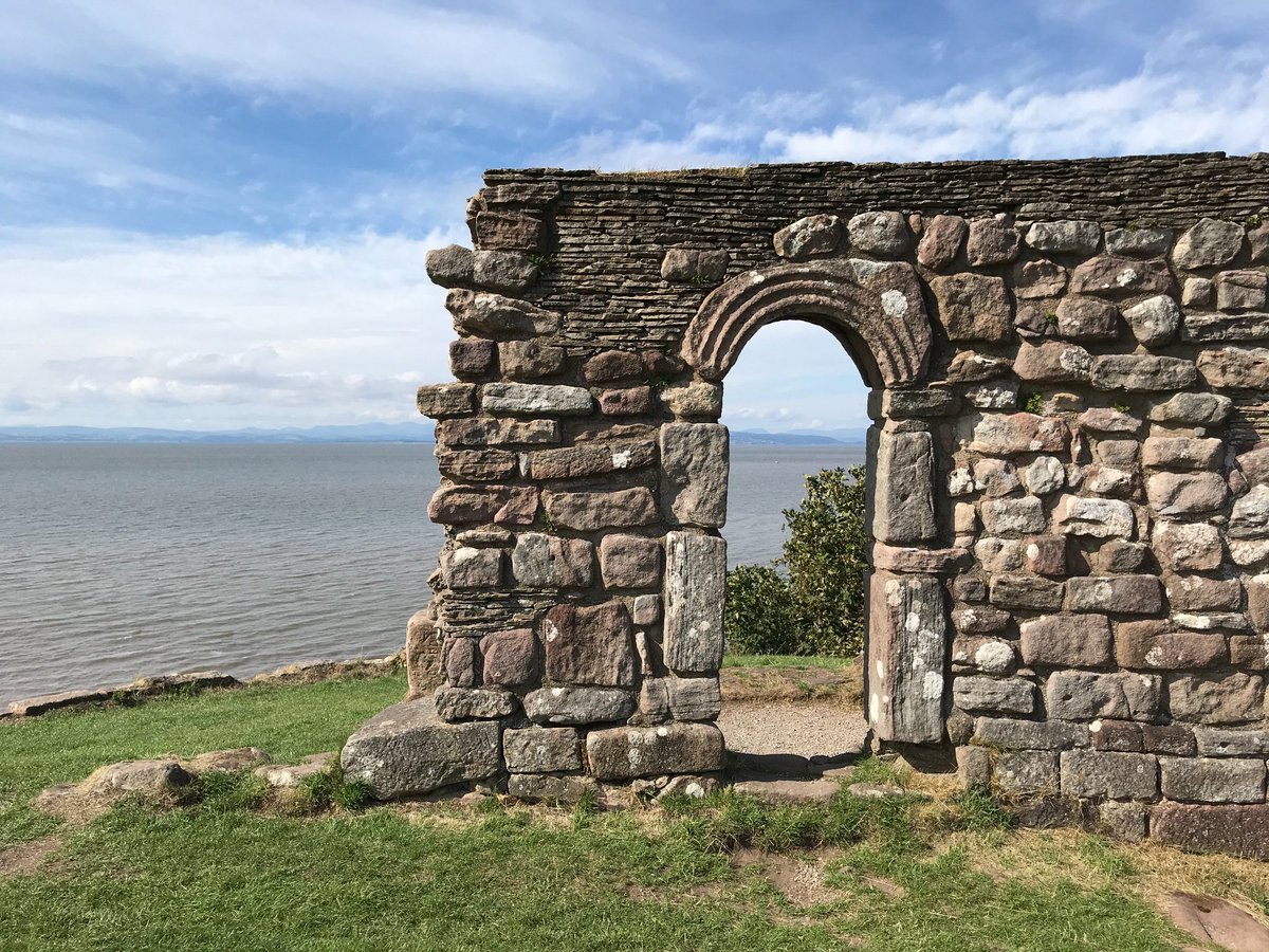 gauberbunkbarn's tweet photo. A day of #steamtrains and sandcastles! #FlyingScotsman #steamtrain #carnforthstation #morecambe #morecambebay #seascapes #heysham #stpatrickschapel #bluesky #beautifulday #summer2018 https://t.co/MyAeQAPjeY