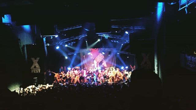 acrashbarriere's tweet photo. Quand le public décide de monter sur scène pendant @municipalwaste à l'@xtremefest #bagarre #XtremeFest #pics #live #hcx #albi #capdecouverte #festival #photo #concert #HighVoltageFestival #appeldestympans #pit #moshpit #xtremefest2018 #instadaily #igers… https://t.co/AFm4C50Zna https://t.co/EGCbF2vN8x
