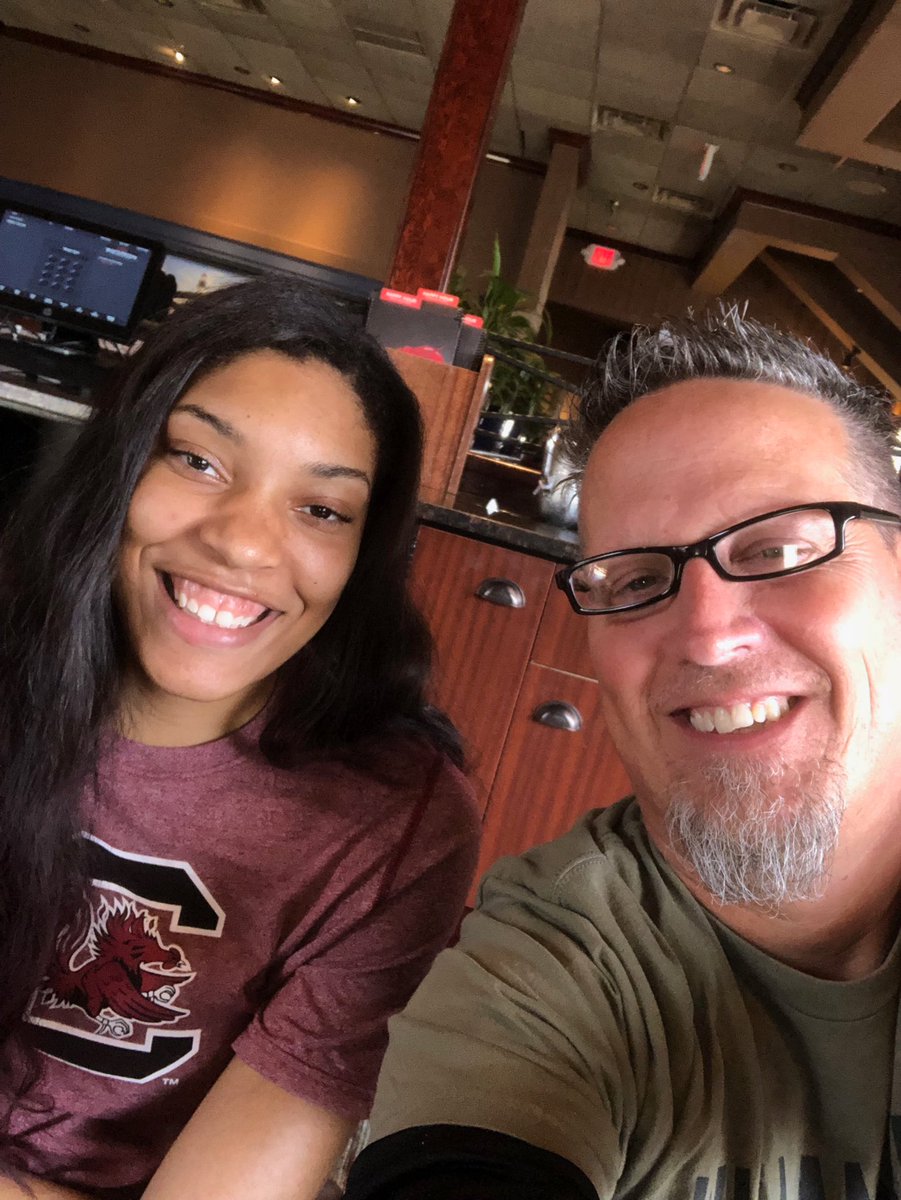 robdooley23's tweet image. Gr8 catching up with ⁦@vsaxton25⁩ 2day!! Can’t wait to see what she does for ⁦@GamecockWBB⁩ this season!! She’s put on a little muscle mass and has gotten little taller!! Super proud of this young lady. South Carolina is one lucky program!! #VSquad #KeepChoppin