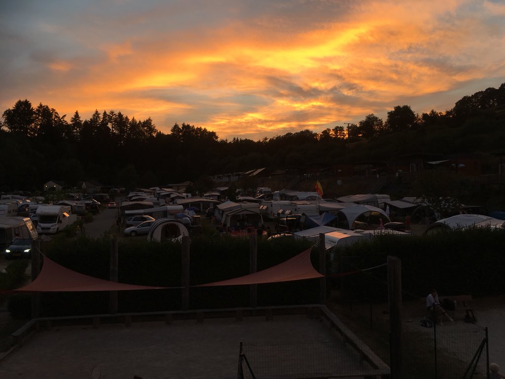CampingKaul's tweet photo. Als of de lucht in brand staat. https://t.co/6RtZFYo53Q