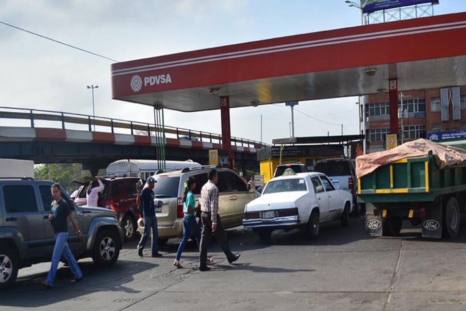 DiarioTalCual's tweet photo. CON LA SOGA EN EL CUELLO. Gobierno se ve forzado a incrementar la gasolina solo por la reconversión https://t.co/h1DQYwaH30 https://t.co/A7kFZAlvFU