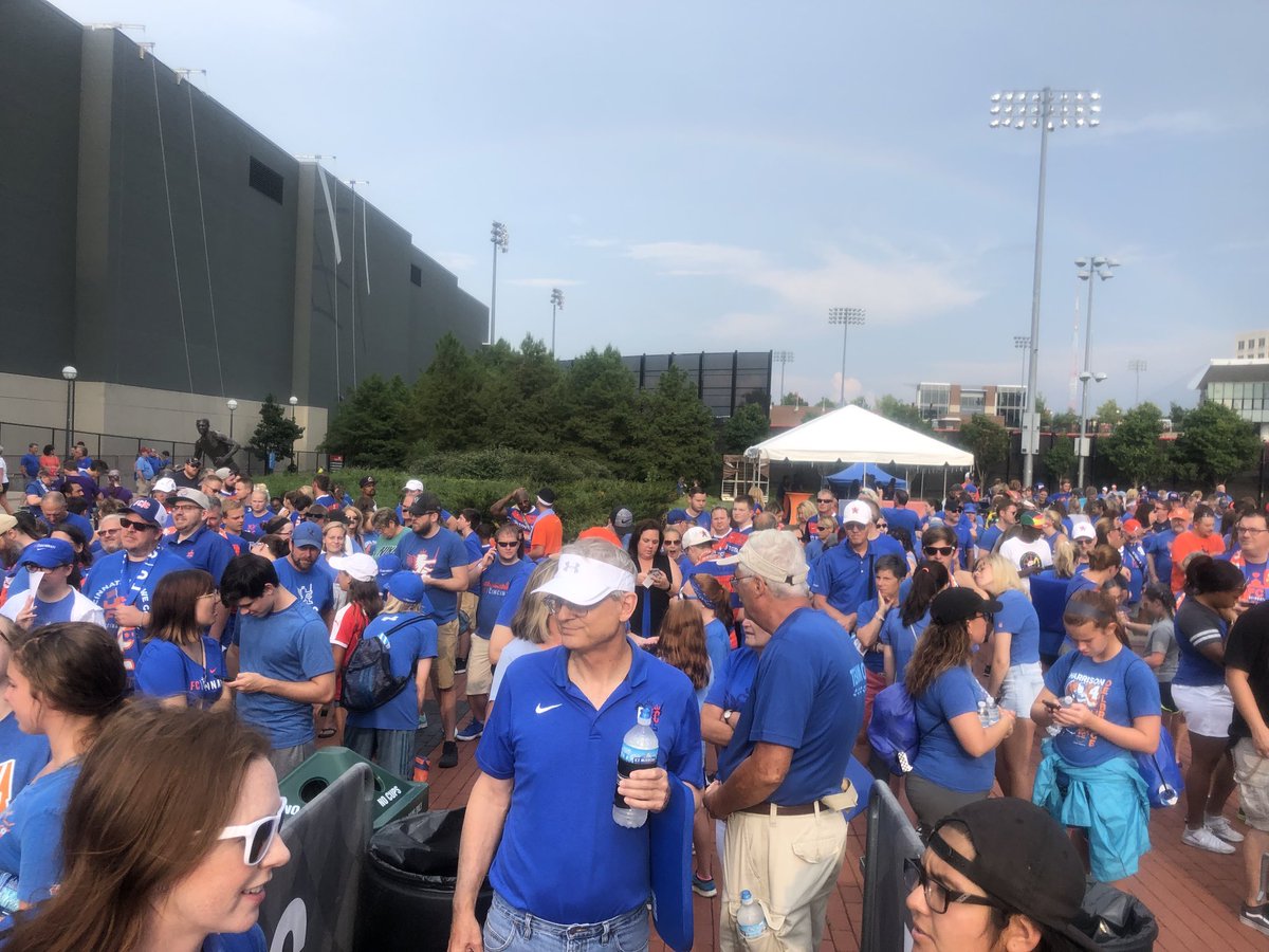 FCCincy2018's tweet photo. Let us in @fccincinnati !!! We need to see the boys!!! 🔶🔶🔷🔥⚽️#FCCincy #COYFCC #RiseTogether #JoinTheMarch #WeatherDelay #8pmKickOff https://t.co/zT1GxWv8l9