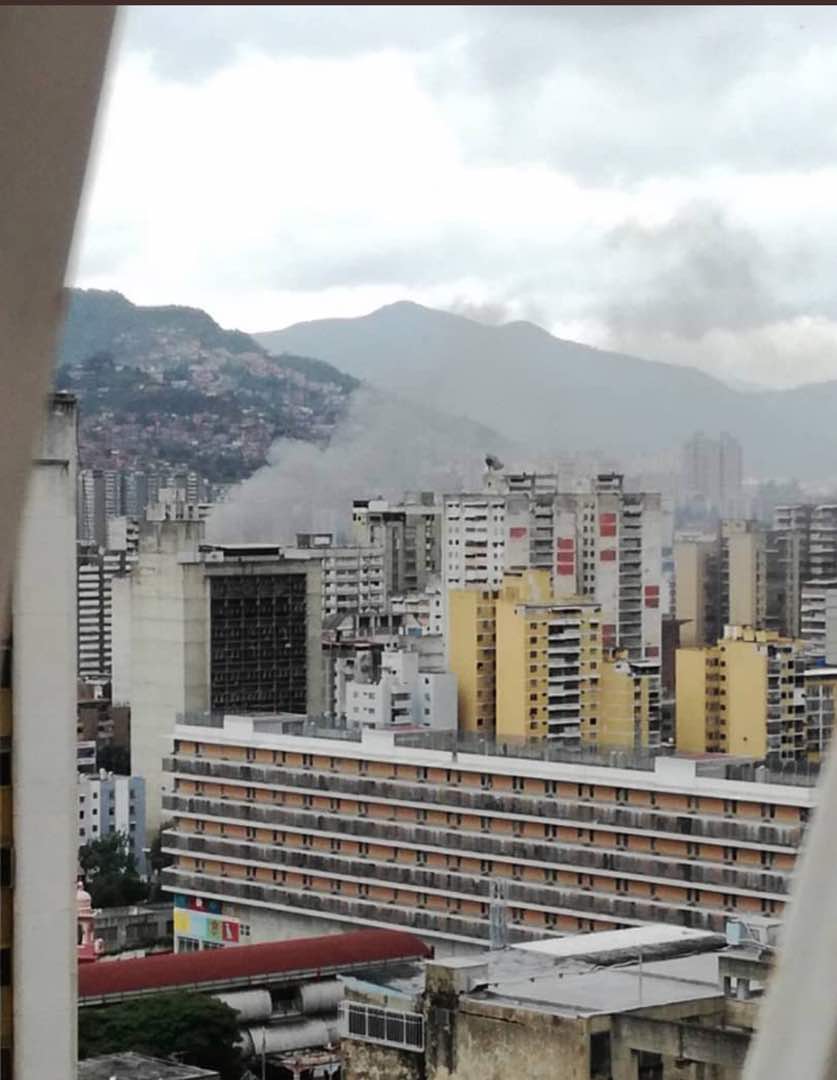 LuisOlavarrieta's tweet photo. #4Ago EXTRAOFICIAL | En la Av. Bolívar un drone cargado con C4 detonó cerca del palco presidencial. Cadetes de la GNB resultaron heridos y Maduro fue retirado del lugar. https://t.co/KvFgd8jJj0