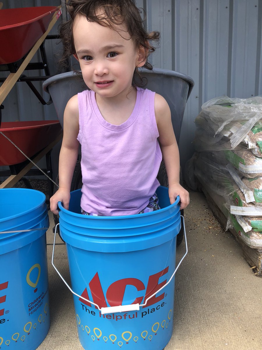Visit your local ace hardware store and buy a bucket this weekend and the proceeds go to the children miracle network. And get 20% off items in the bucket!! #cmnh #forthekids #miraclegracie #cmnhospitals @acehardware #peacehealth_cmn #miraclebucket