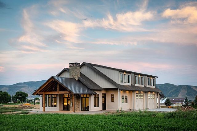 jaredmedley's tweet photo. The front side of the barn/house I shot last week. Conditions were epic, and the architecture was perfectly built for the surroundings. 
#home #jmp More at https://t.co/n8s3P5U2up https://t.co/Fe1EkAbhDG