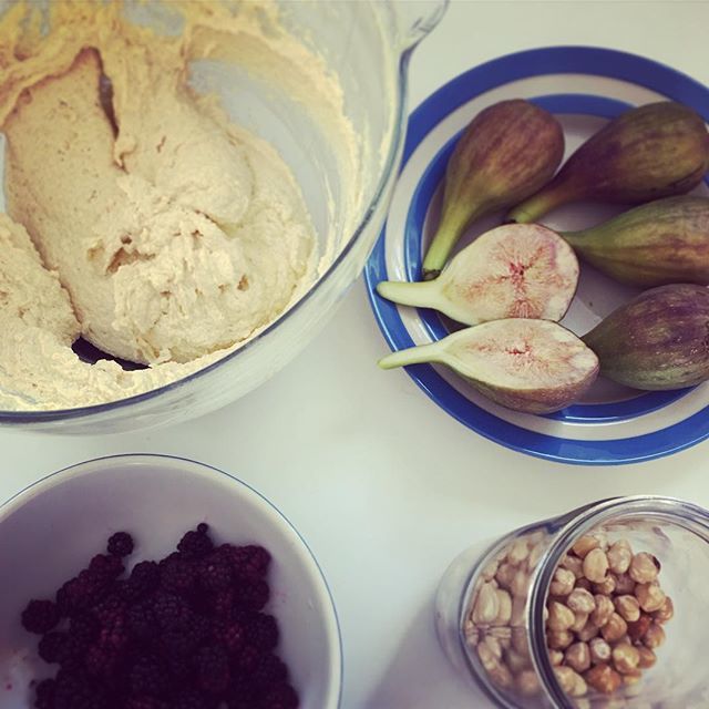 MirandaBakes's tweet photo. Fig, blackberry and hazelnut frangipane. A thank you cake for friends. Adapted from a recipe in #bakemeacakeasfastasyoucan @thehappyfoodie #seasonal #baking #cookerywriter #foodie #foodlover #thekitchenschool #thekitchengarden #foraging #figs #blackberri… https://t.co/KwbeBllwJi https://t.co/qyKUfbHWpu