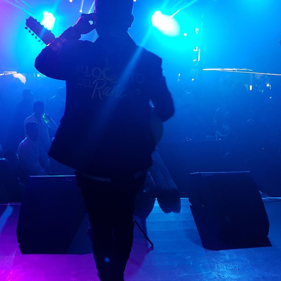 "El bajo perfil es mi cultura y la neta es muy raro cuando me visto elegante"

#Fierroplebonesapegarle
#anochemedesvele 
#proximamentediscoenvivopuroscorridos