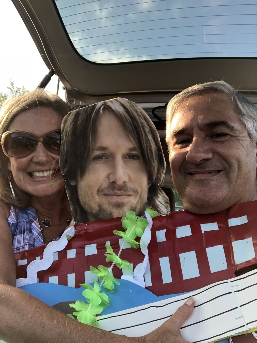 SrtaLyon's tweet photo. #GraffitiUWorldTour @Cardboard_Keith @loliveira55 https://t.co/fKDuxn2CAJ
