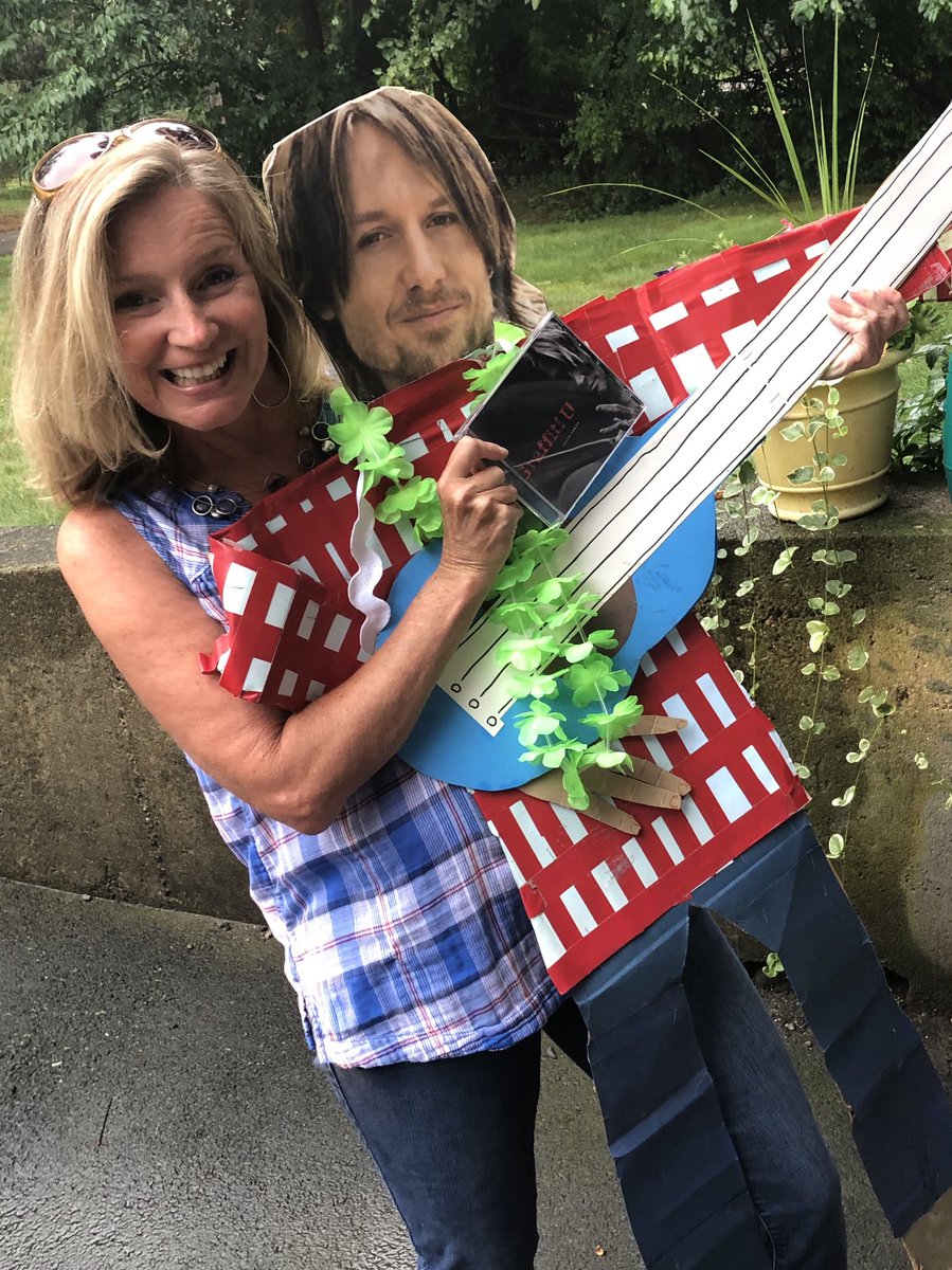 SrtaLyon's tweet photo. #GraffitiUWorldTour @Cardboard_Keith @loliveira55 https://t.co/fKDuxn2CAJ
