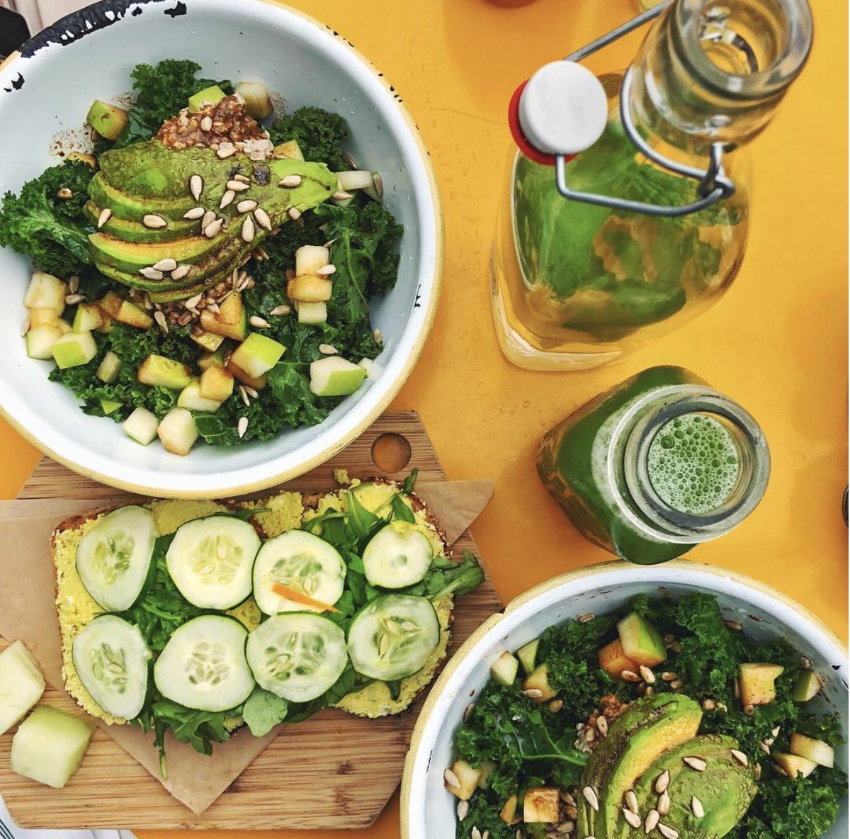 thefreshslice's tweet photo. green w envy [ best kale salad, egg salad toast + green juice ] @tbdjuicebarcafe #thefreshslice #vegapproved https://t.co/0pslqdcPbd