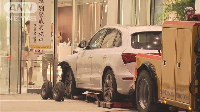 深夜のフジテレビ玄関に車が激突してガラス大破 この衝撃的瞬間をリアルタイムで収めた人たちがいた Togetter 深夜のフジテレビ玄関に車が激突してガラス大破 この衝撃的瞬間をリアルタイムで収めた人たちがいた Togetter