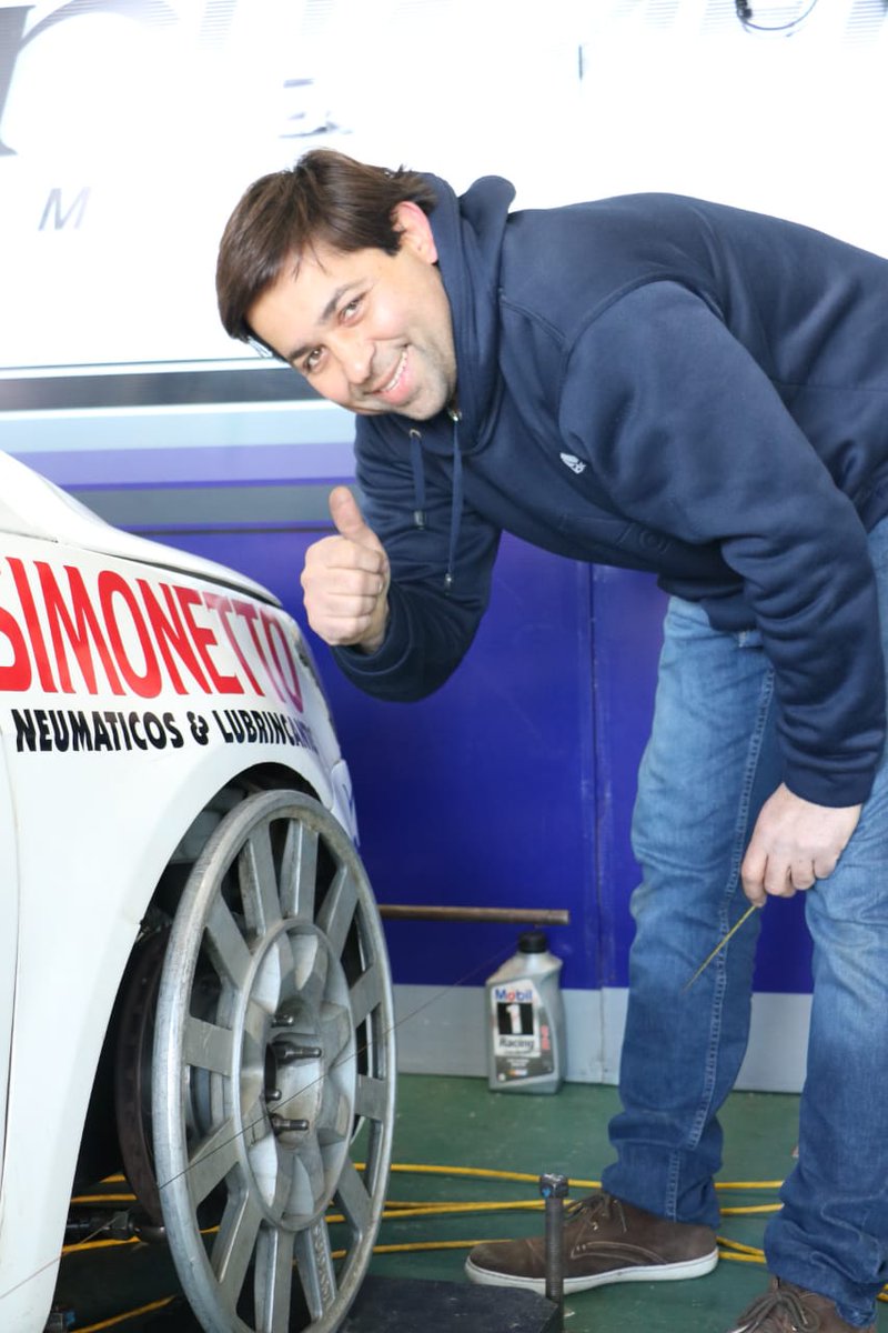 El piloto de Yerba Buena <a href="/LucasMohamed/">Mohamed  Lucas Camar</a> alistando su VW Gol Trend en su Box