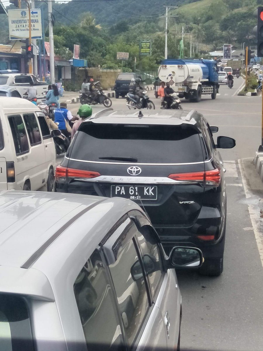 jayapuraupdate's tweet image. Setiap ketemu mobil ini.. sa macam otomatis balas dalam hati.. pagi juga ade 😍😂