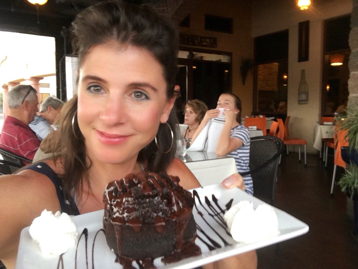 BrookeWagnerTV's tweet photo. #doublechocolatecake @harvestofaz #weekendcheatday #chocolate π° https://t.co/YksO1Vjc8j