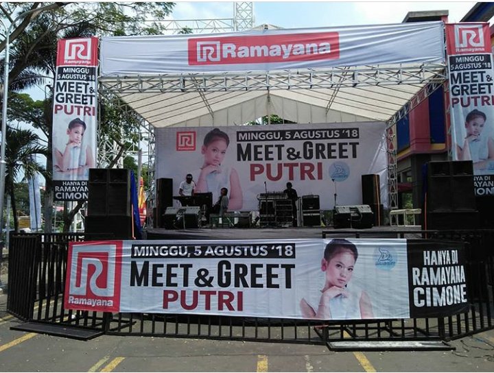 Panggung,e wz menanti artisku #PUTRIdiRamayanaCimone