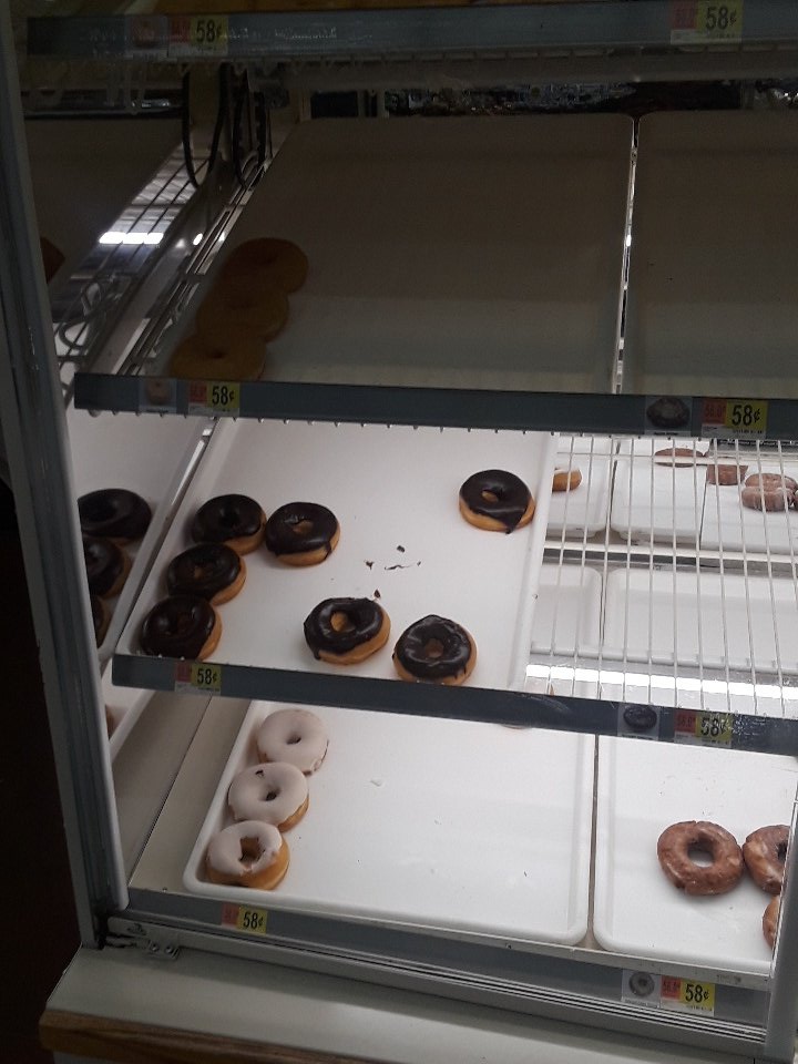 King_CDogg's tweet photo. Wal mart is like the tony Montana for donuts .. they never close and never run out #theplug https://t.co/CoULEtl5hw