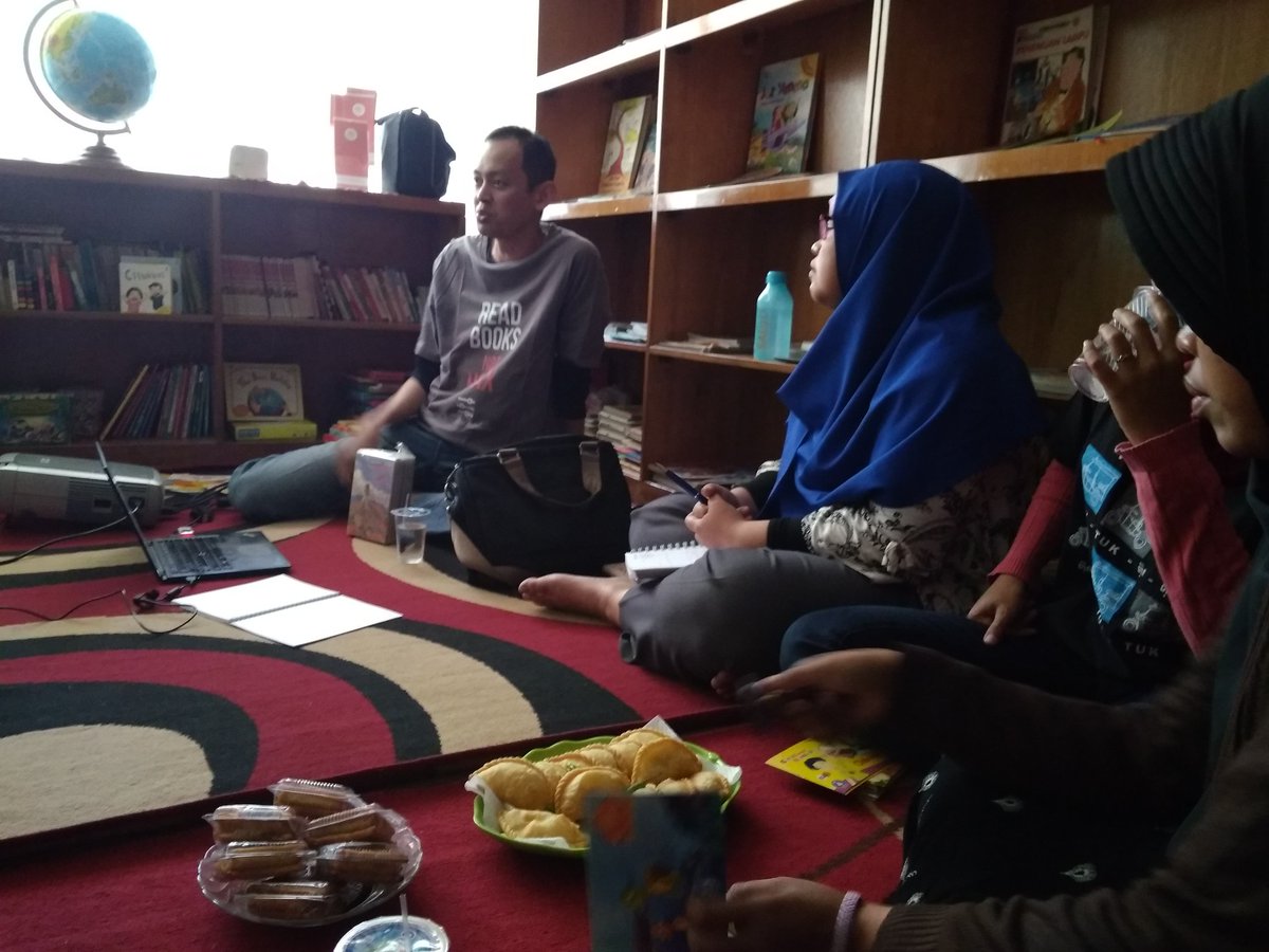 1001buku's tweet photo. Suasana diskusi buku anak yang meraih penghargaan internasional https://t.co/0p4maL5Vod