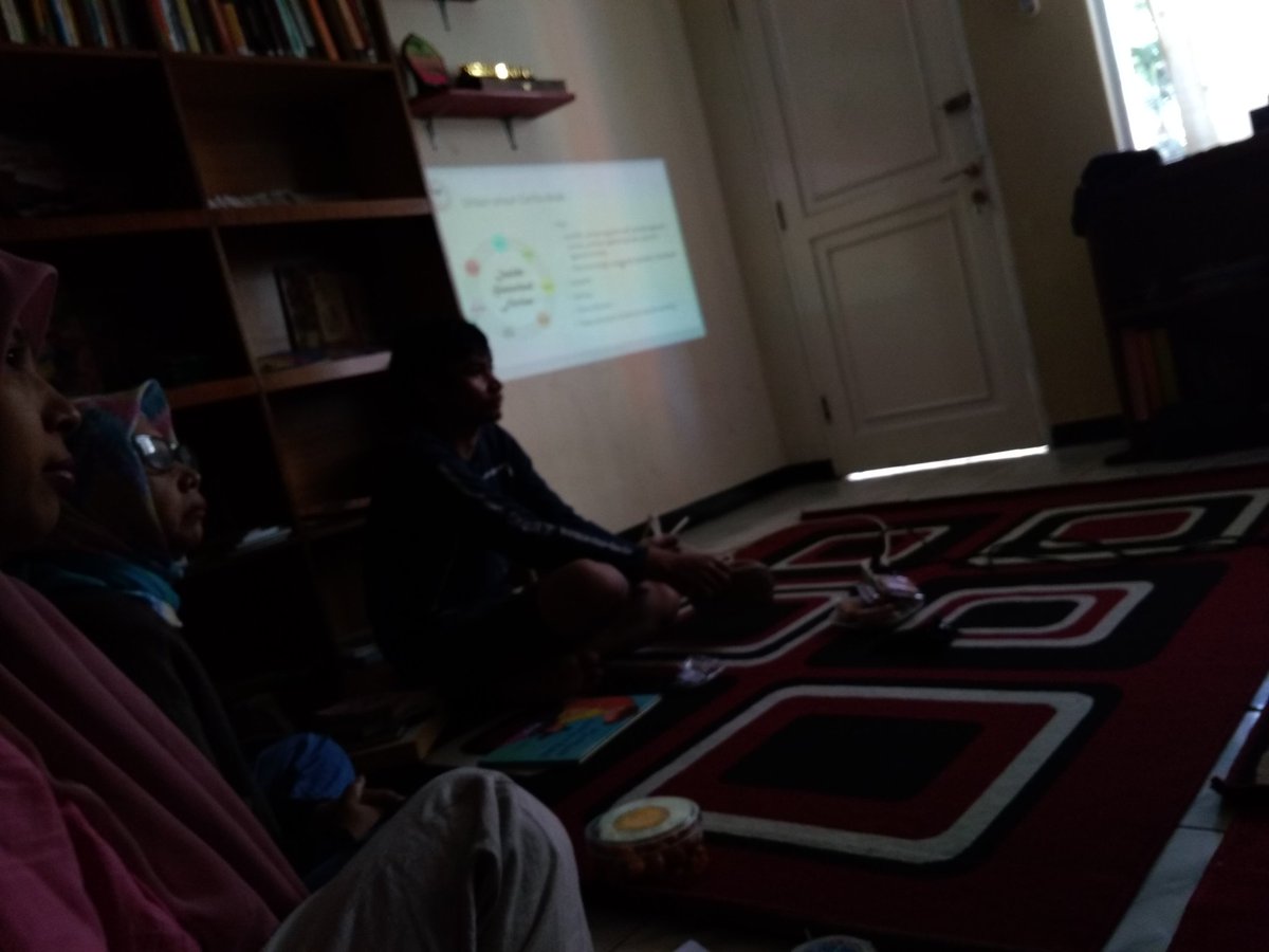 1001buku's tweet photo. Suasana diskusi buku anak yang meraih penghargaan internasional https://t.co/0p4maL5Vod